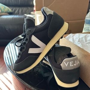 Black veja sneakers in size 8
